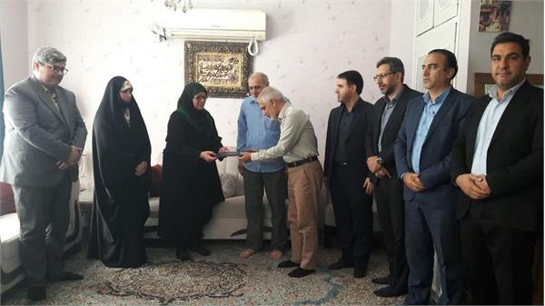 با حضور مشاور وزیر ارتباطات و فناوری اطلاعات در امور ایثارگران از خانواده شهدای حوزه ارتباطات استان لرستان تجلیل شد
