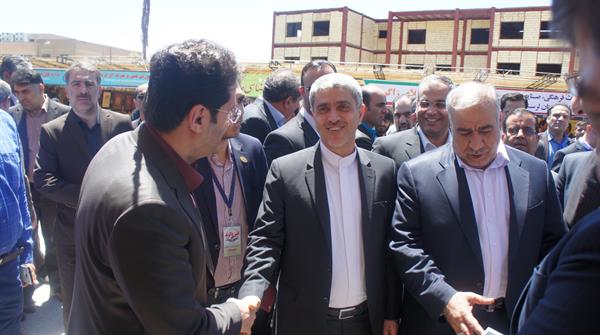 بازدید وزیر اقتصاد و امور دارایی از غرفه اداره کل ارتباطات و فناوری اطلاعات استان لرستان