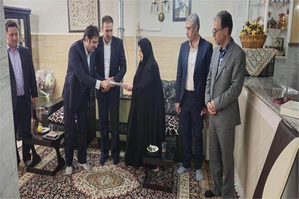 تقدیر خانواده ارتباطات لرستان از خانواده شهید جنگ تحمیلی اول