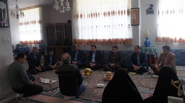 دیدار مدیر کل و کارکنان اداره کل ارتباطات و فناوری اطلاعات استان لرستان با خانواده شهید شهبازی