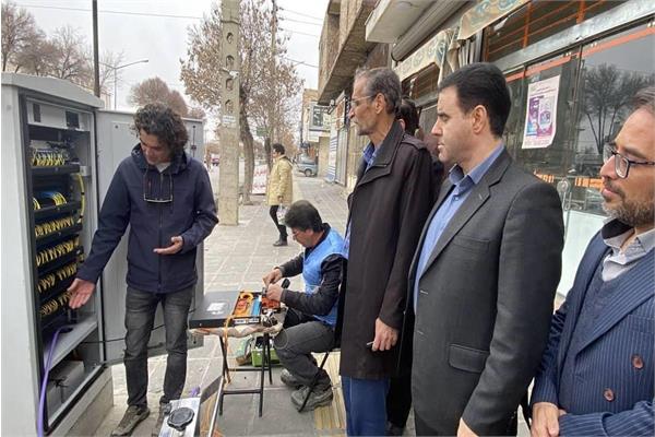 با حضور فرماندار شهرستان ازنا از روند اجرای پروژه فیبر نوری منازل و کسب و کارها در شهر ازنا بازدید شد
